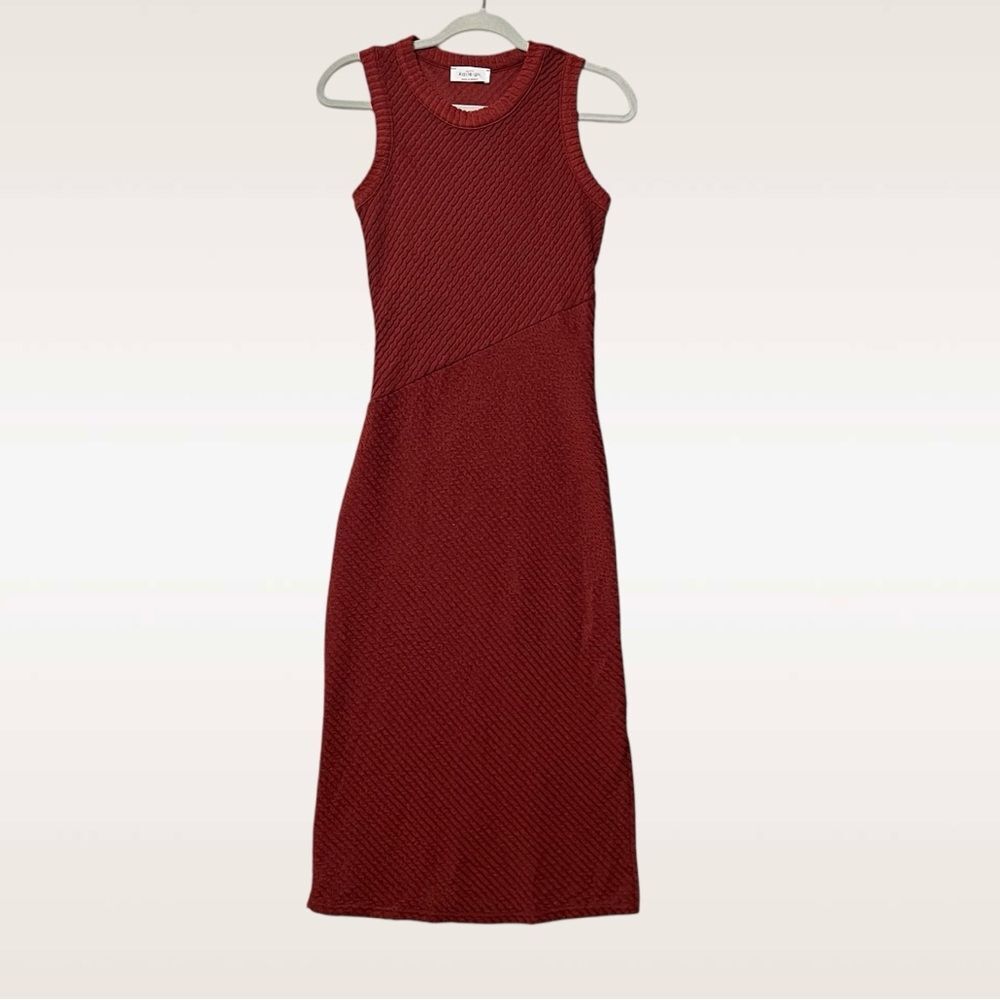 Kaileigh Textured Rib Dress Size XS NWOT Brick Red Fitted Sleeveless Midi Length
